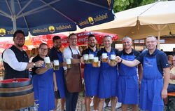 Bürgermeister Simon Baier (mit Lederschürze) und die Vorstandschaft des Fördervereins Oberstetter Vereine haben gut lachen - das