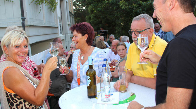 Ein Glas Wein – oder auch Bier – mit Freunden genießen: Bei hochsommerlichen Temperaturen kam in Pfullingen südliches Flair auf.
