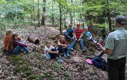 Kinder unterwegs im »Grünen Klassenzimmer« in Belsen.  FOTO: PR