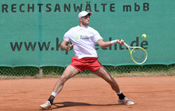 Jeremy Schifris und Co. bleiben gegen Espenhain ohne Chance und steigen ab.  FOTO: BAUR