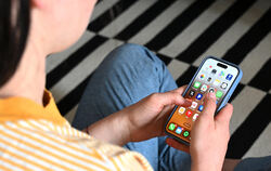 Viele Eltern wollen ein Handy-Verbot an Schulen.