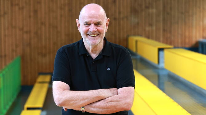 2025-07-08 Bopfi Staiger,locker vom Hocker,App-Halle,Pfullingen,Handball. VfL Pfullingen Locker auf dem Hocker: Gottfried »Bopfi« Staiger in der Kurt-App-Halle.