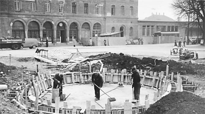 Der Springbrunnen - hier im Bau - war die Hauptattraktion des Mitte der 1950er-Jahre neu gestalteten Bahnhofsvorplatzes (Listpla