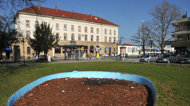Wurde 2009 stillgelegt und verfüllt: der Springbrunnen auf dem Listplatz, über den längst Gras gewachsen ist.