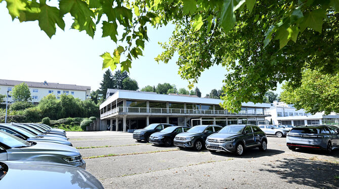 Erste Autos des neuen Mieters im früheren Reutlinger Autohaus Kimmerle stehen bereits auf der Freifläche.