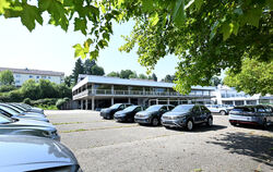 Erste Autos des neuen Mieters im früheren Reutlinger Autohaus Kimmerle stehen bereits auf der Freifläche.