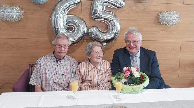 Christa und Wolfgang Ebert sind seit 65 Jahren verheiratet. Die persönlichen Glückwünsche zur Eisernen Hochzeit überbrachte der Christa und Wolfgang Ebert sind seit 65 Jahren verheiratet. Die persönlichen Glückwünsche zur Eisernen Hochzeit überbrachte der