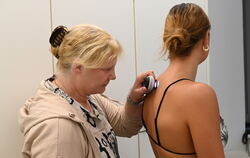 Hautkrebsvorsorge ist schnell und schmerzlos erledigt, wird von den Krankenkassen bezahlt. Dermatologin Dr. Anja Schäfers versch