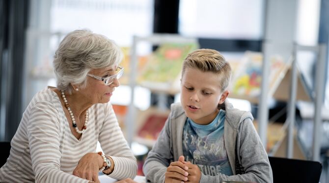 Eine Stunde lang beschäftigen sich die Leselernpaten pro Woche mit einem Schüler.  Die Nachfrage ist so groß, dass neue Paten im