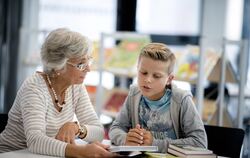 Eine Stunde lang beschäftigen sich die Leselernpaten pro Woche mit einem Schüler.  Die Nachfrage ist so groß, dass neue Paten im