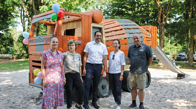 Einweihung des hölzernen Betonmischers auf dem Spielplatz Aileswasen. Weihten den hölzernen Betonmischer ein (von links): Sarah Rothacker, Renate Wenzelburger-Rothacker, Bürgermeister Wolfgang Gogel