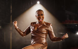 Frau mit Power: Im Musical "We Will Rock You" spielt Aisata Blackman eine gefürchtete Herrscherin.