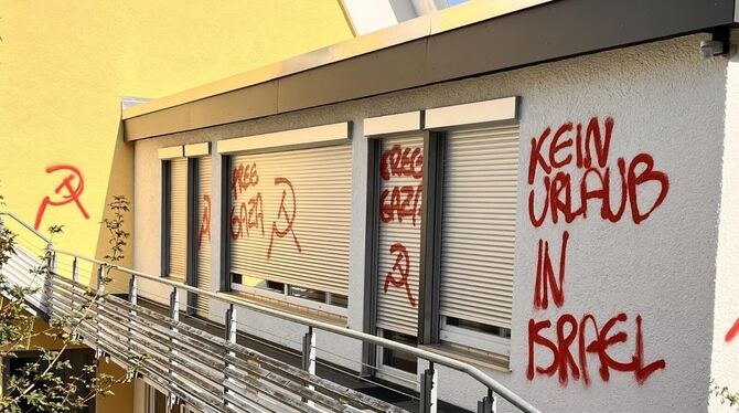 Mehrere Fassaden des Christlichen Zentrums in der Carl-Zeiss-Straße in Betzingen sind beschmiert worden.