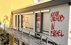 Mehrere Fassaden des Christlichen Zentrums in der Carl-Zeiss-Straße in Betzingen sind beschmiert worden.