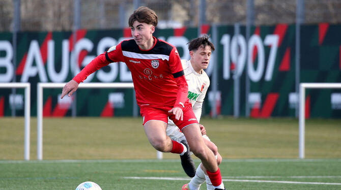 Bereits in der Vorsaison eine feste Größe beim SSV: Mika Stauss (links).  FOTO: BAUR