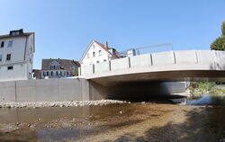 Es geht voran im Entwicklungskonzept Betzingen: Die Hochwasserschutzwand steht, die neue Brücke Hoffmannstraße ist fast fertig.