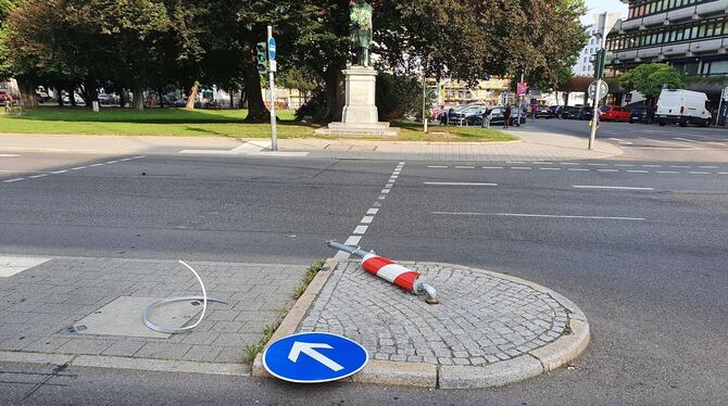 Das »umgelegte« Verkehrsschild auf der Karlsstraße, Gegenüber der Listpark und der Reutlinger Hauptbahnhof.