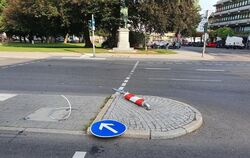 Das "umgelegte" Verkehrsschild auf der Karlsstraße, Gegenüber der Listpark und der Reutlinger Hauptbahnhof.