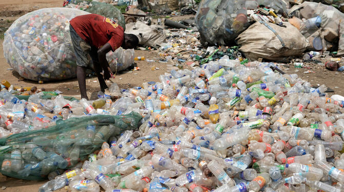Nigeria, Plastik, Müll, Umwelt, Umweltverschmutzung, Natur Plastikmüll verschmutzt den Planeten und vergiftet die Menschheit. Eine Lösung muss her.