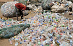 Plastikmüll verschmutzt den Planeten und vergiftet die Menschheit. Eine Lösung muss her. 