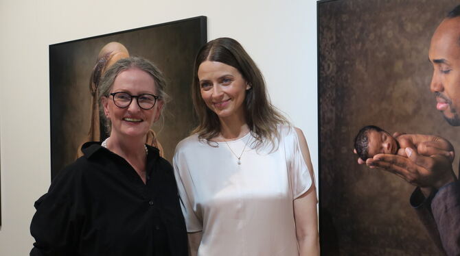 Anne Geddes (links) und Eva Padberg vor Fotografien der Künstlerin im Neuen Kunstmuseum Tübingen.