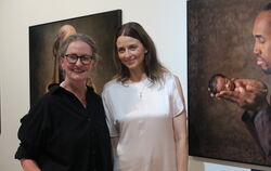 Anne Geddes (links) und Eva Padberg vor Fotografien der Künstlerin im Neuen Kunstmuseum Tübingen.