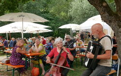 Französische Live-Musik, leckeres Essen und leckere Getränke, viel Ausgefallenes und viel Interessantes gab es am Samstag und So