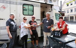 Daumen hoch: AWO-Sozialarbeiterin Eva Sutter (rechts), Mediziner  Kurt Gugel und Wilfried Müller (links), DRK-Rettungsdienstleit
