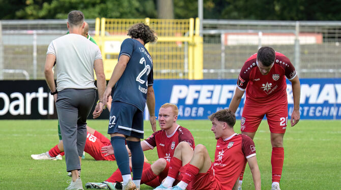 Fussball, wfv, OL, Oberliga, Baden-Wuerttemberg, Maenner, Saison 2025/26 Die Spieler des SSV Reutlingen brauchen nach dem verspielten Sieg einen Moment zum Durchschnaufen. Von rechts: Philipp Majewski,