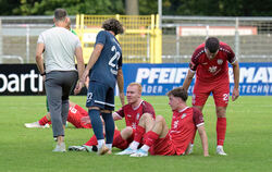 Die Spieler des SSV Reutlingen brauchen nach dem verspielten Sieg einen Moment zum Durchschnaufen. Von rechts: Philipp Majewski,