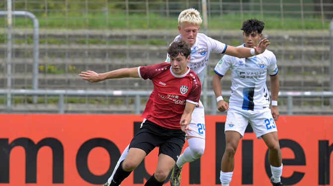 1 Runde, 2025/26, DFB-Pokal, Fussball, Junioren, U19 Leon Holder (rotes Trikot) vom SSV Reutlingen im Zweikampf mit Felix Bertels vom SC Paderborn.