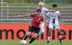 Leon Holder (rotes Trikot) vom SSV Reutlingen im Zweikampf mit Felix Bertels vom SC Paderborn.