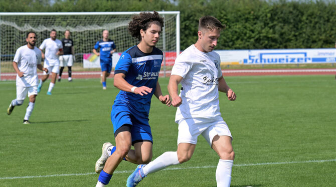 Peter Bachmeier (TSV Betzingen, rechts) und Vincent Kabisch von der TuS Metzingen kämpfen um den Ball.
