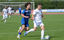 Peter Bachmeier (TSV Betzingen, rechts) und Vincent Kabisch von der TuS Metzingen kämpfen um den Ball. 
