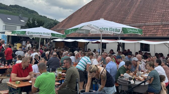 Einen entspannten Sommerabend vor der Inneren Kelter genossen die zahlreichen Besucher des Göckelesfestes. FOTO: RUOF Einen entspannten Sommerabend vor der Inneren Kelter genossen die zahlreichen Besucher des Göckelesfestes. FOTO: RUOF