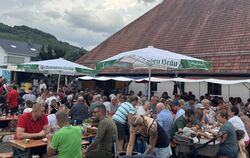 Einen entspannten Sommerabend vor der Inneren Kelter genossen die zahlreichen Besucher des Göckelesfestes. FOTO: RUOF