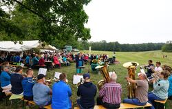 Zum Gottesdienst im Freien auf dem Öschinger Filsenberg spielte der Posaunenchor.  FOTO: STRAUB