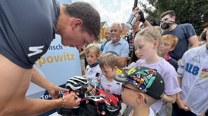 Florian Lipowitz schreibt Autogramme für seine jungen Fans. FOTO: RUOF Florian Lipowitz schreibt Autogramme für seine jungen Fans. FOTO: RUOF
