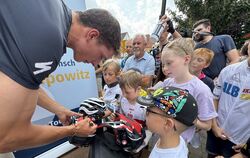 Florian Lipowitz schreibt Autogramme für seine jungen Fans.  FOTO: RUOF