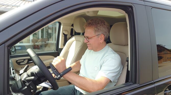 alb paravan Firmenchef Roland Arnold demonstriert, dass manche seiner Kunden keine Hand frei haben, um den Blinker zu bedienen.