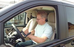 Firmenchef Roland Arnold demonstriert, dass manche seiner Kunden keine Hand frei haben, um den Blinker zu bedienen.