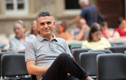 Filmgenuss im Innenhof und unter Bäumen: Kamino-Geschäftsführer Hasan Ugur stellt die Zwischenbilanz des Sommernachtskinos 2025 