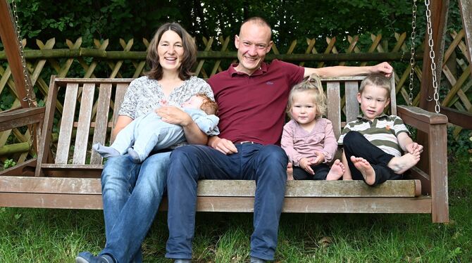 Pfarrer., Pfullingen, Kirche Christoph Pascher entspannt im Garten des Pfarrhauses in der Hauffstraße mit seiner Frau Tabea und ihren drei Kindern.