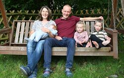 Christoph Pascher entspannt im Garten des Pfarrhauses in der Hauffstraße mit seiner Frau Tabea und ihren drei Kindern.          