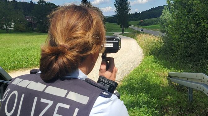 Entlang der Bundesstraße 465 zwischen Münsingen und Seeburg auf Höhe des Seetals wurde mit einer Laserpistole die Geschwindigkei