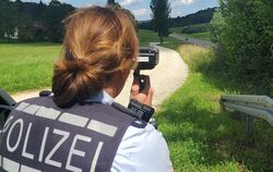 Entlang der Bundesstraße 465 zwischen Münsingen und Seeburg auf Höhe des Seetals wurde mit einer Laserpistole die Geschwindigkei