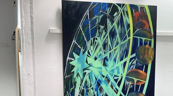 Vernissage-Besucher vor dem Riesenrad-Gemälde von Tessa Baldszus.  FOTO: PRIVAT