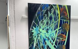 Vernissage-Besucher vor dem Riesenrad-Gemälde von Tessa Baldszus.  FOTO: PRIVAT