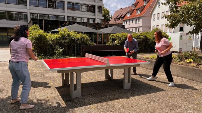 OB Thomas Keck, Mitarbeiter des ZiZ-Teams und der Abteilung Grünflächen und Umwelt haben die Tischtennisplatte hinterm Rathaus e