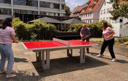 OB Thomas Keck, Mitarbeiter des ZiZ-Teams und der Abteilung Grünflächen und Umwelt haben die Tischtennisplatte hinterm Rathaus e